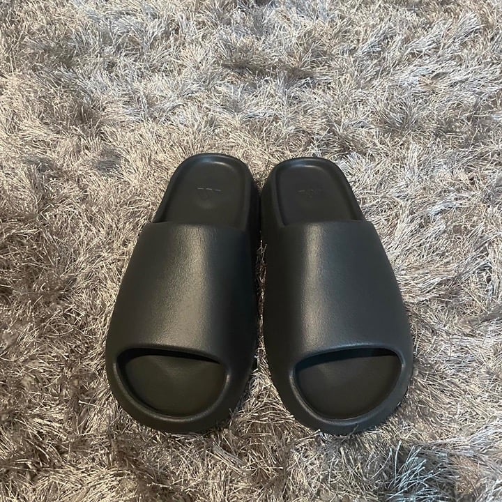 Yeezy slides onyx size 11
