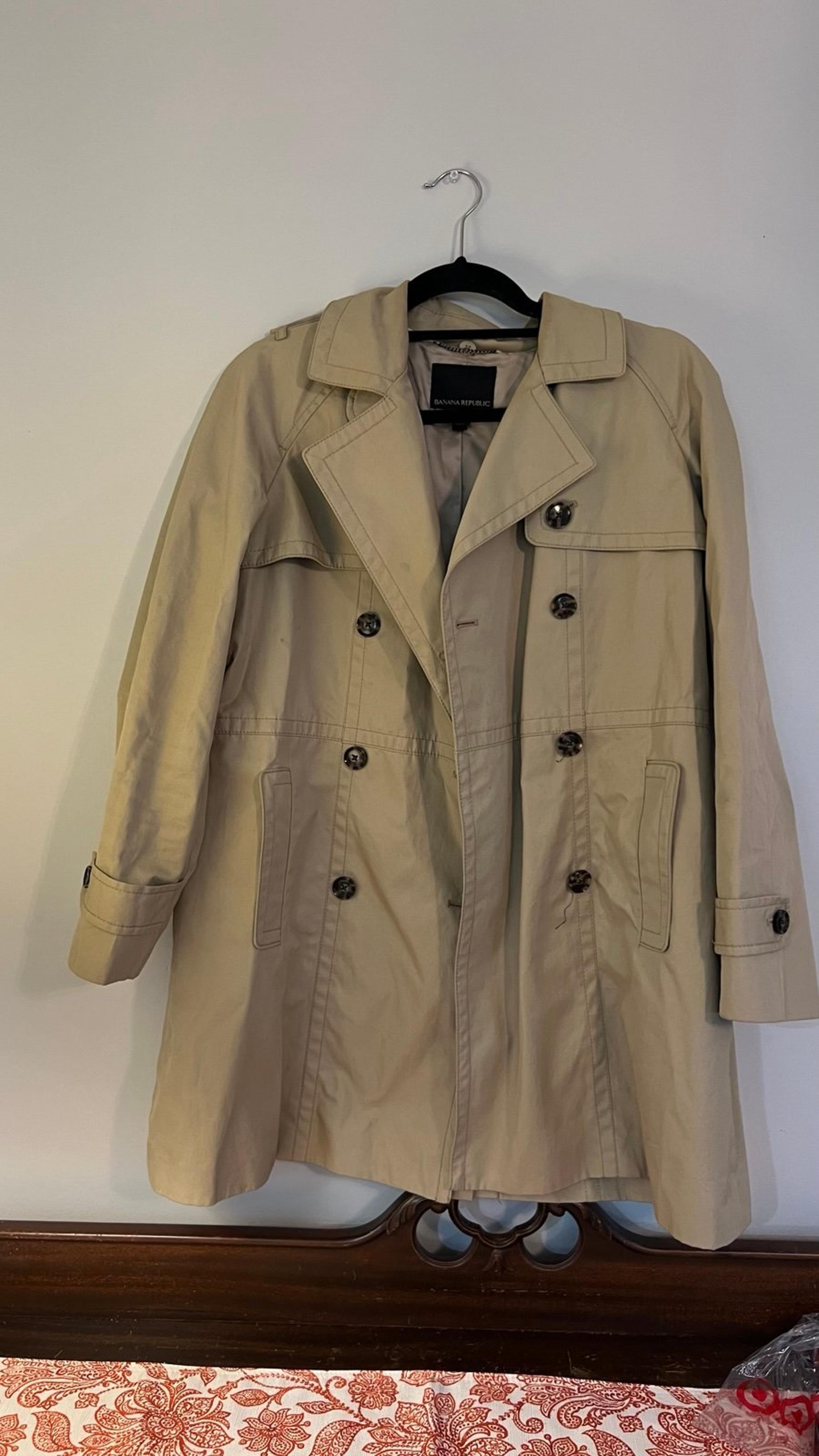 Banana Republic Women’s small Trench Coach Khaki Pockets, Shoulder flaps