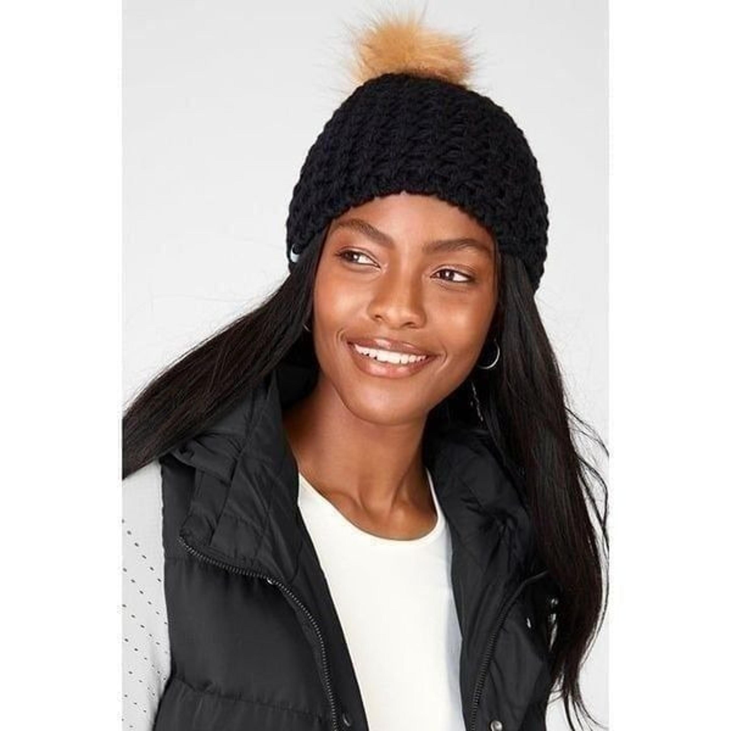 Fabletics The Chunky Knit Beanie With Pom -Black