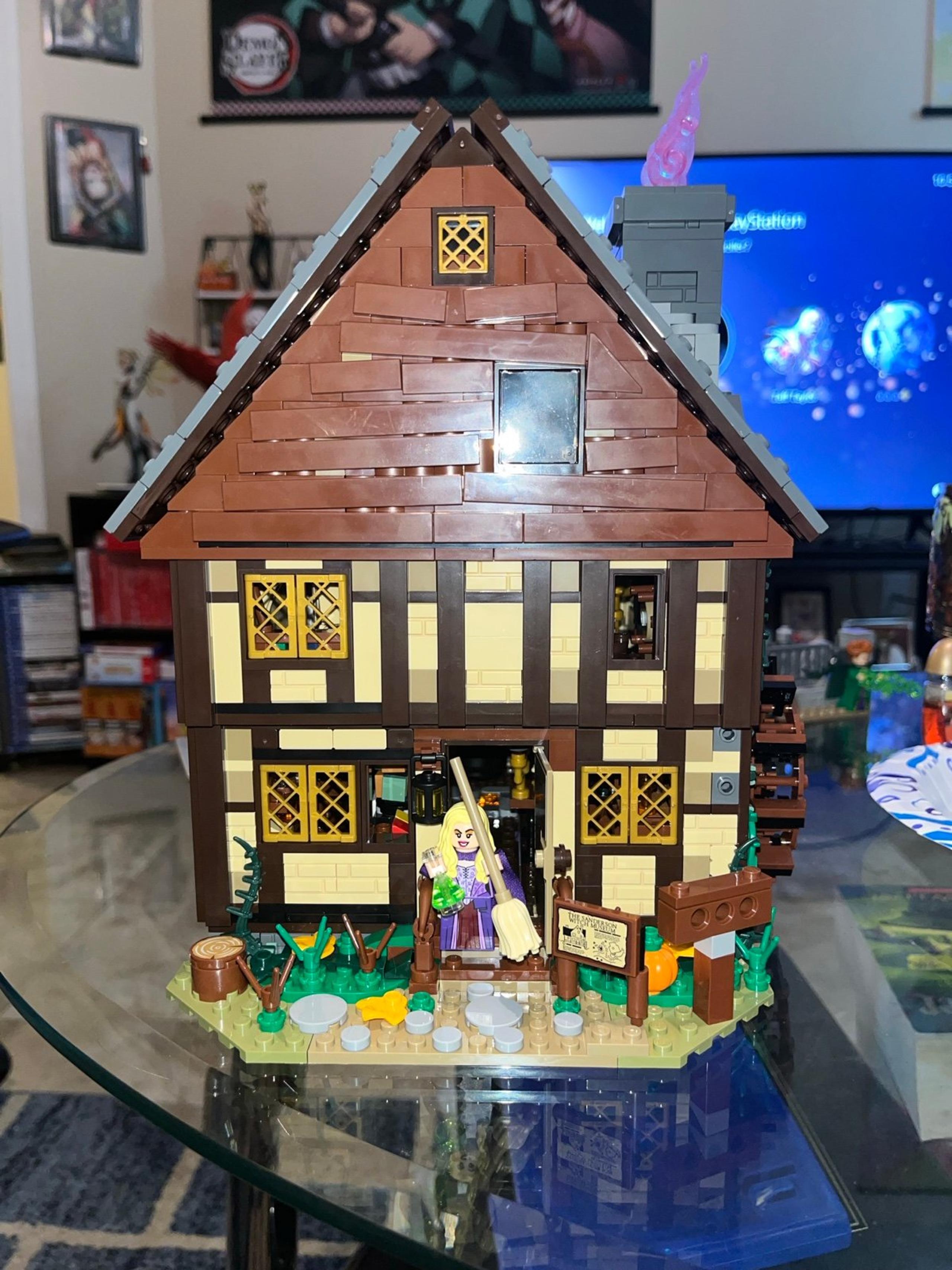 LEGO Ideas Disney Hocus Pocus: The Sanderson Sisters' Cottage
