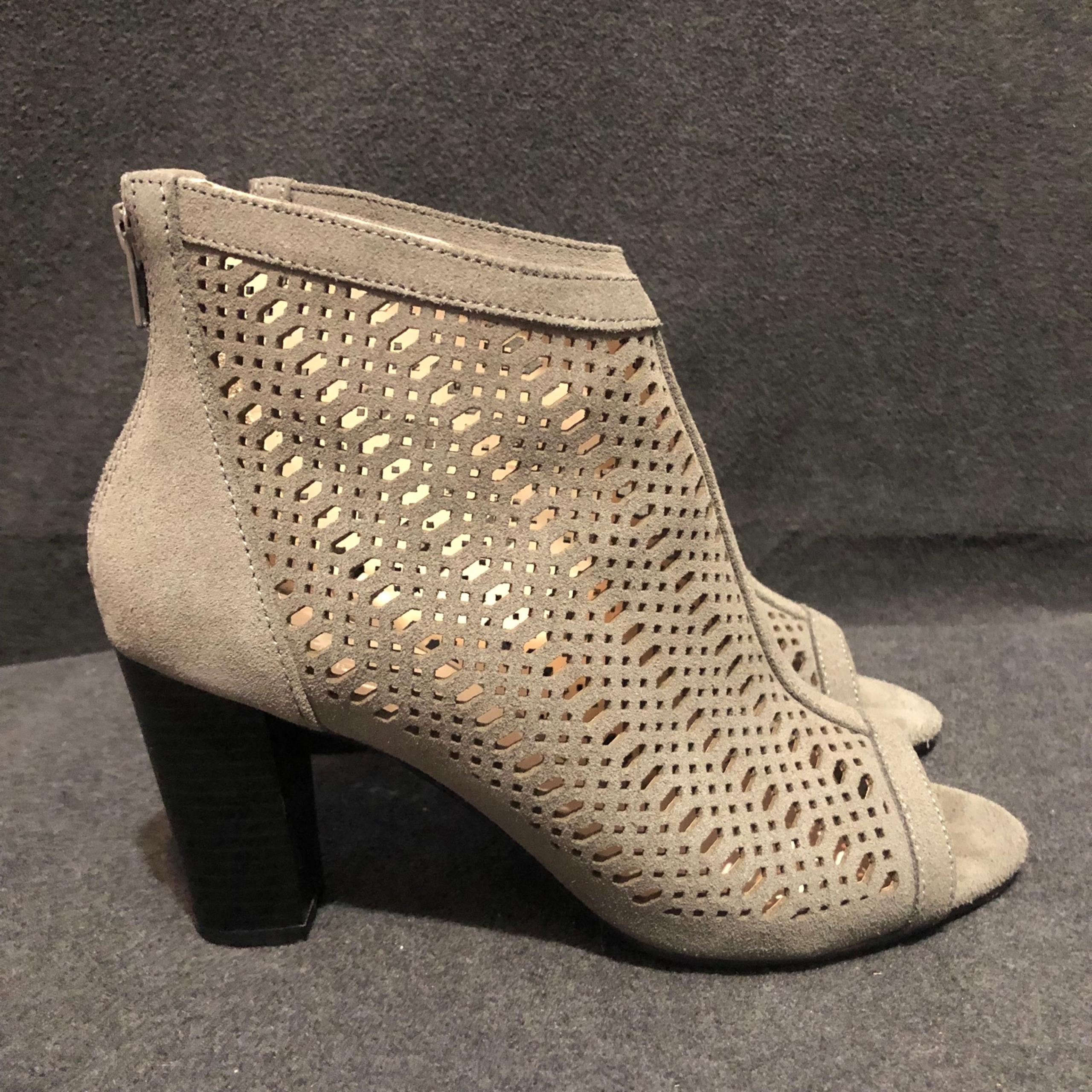 Brooks Brothers High Heeled Bootie Gray Suede Open Toe Laser Cut Womens Size 8.