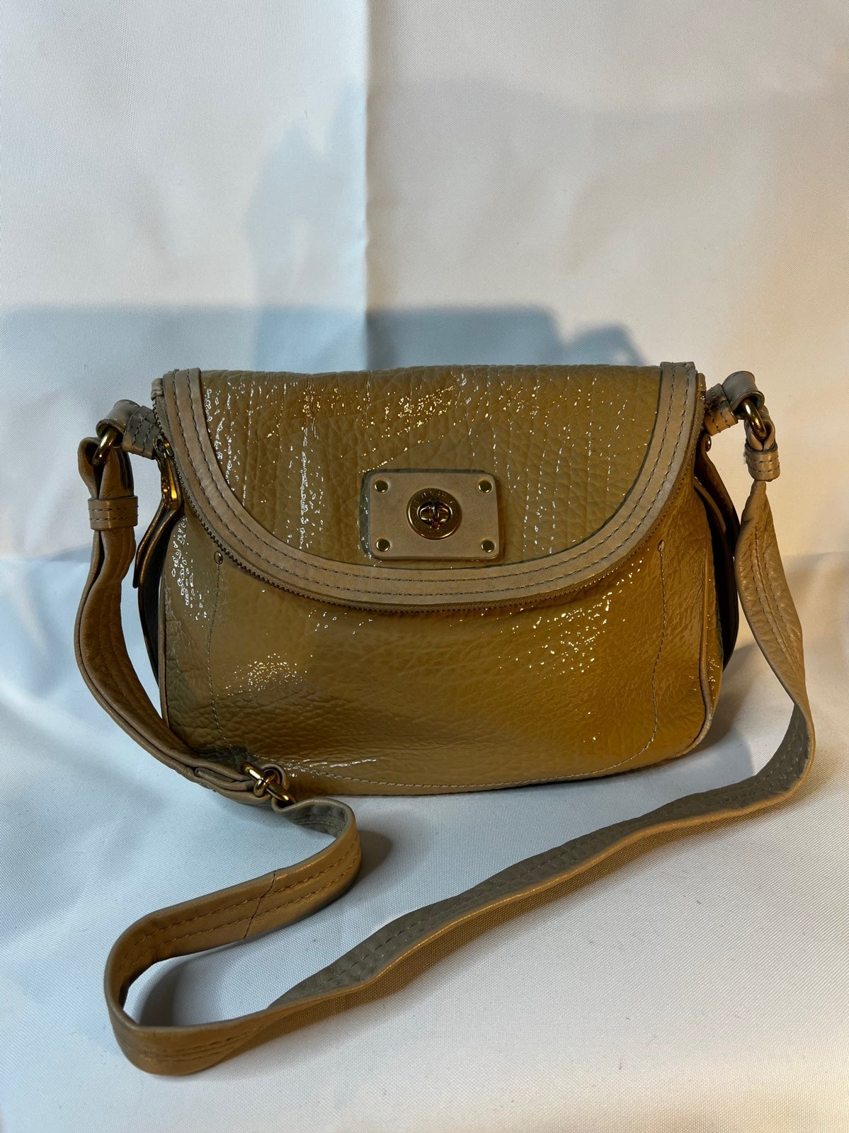 ꧁ Tan Marc By Marc Jacobs Totally Turnlock Natasha Patent Leather Crossbody ꧂