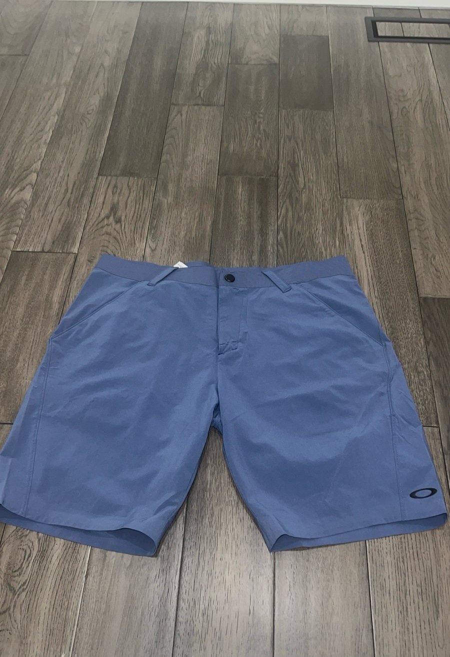 Men’s Oakley dressy golf shorts