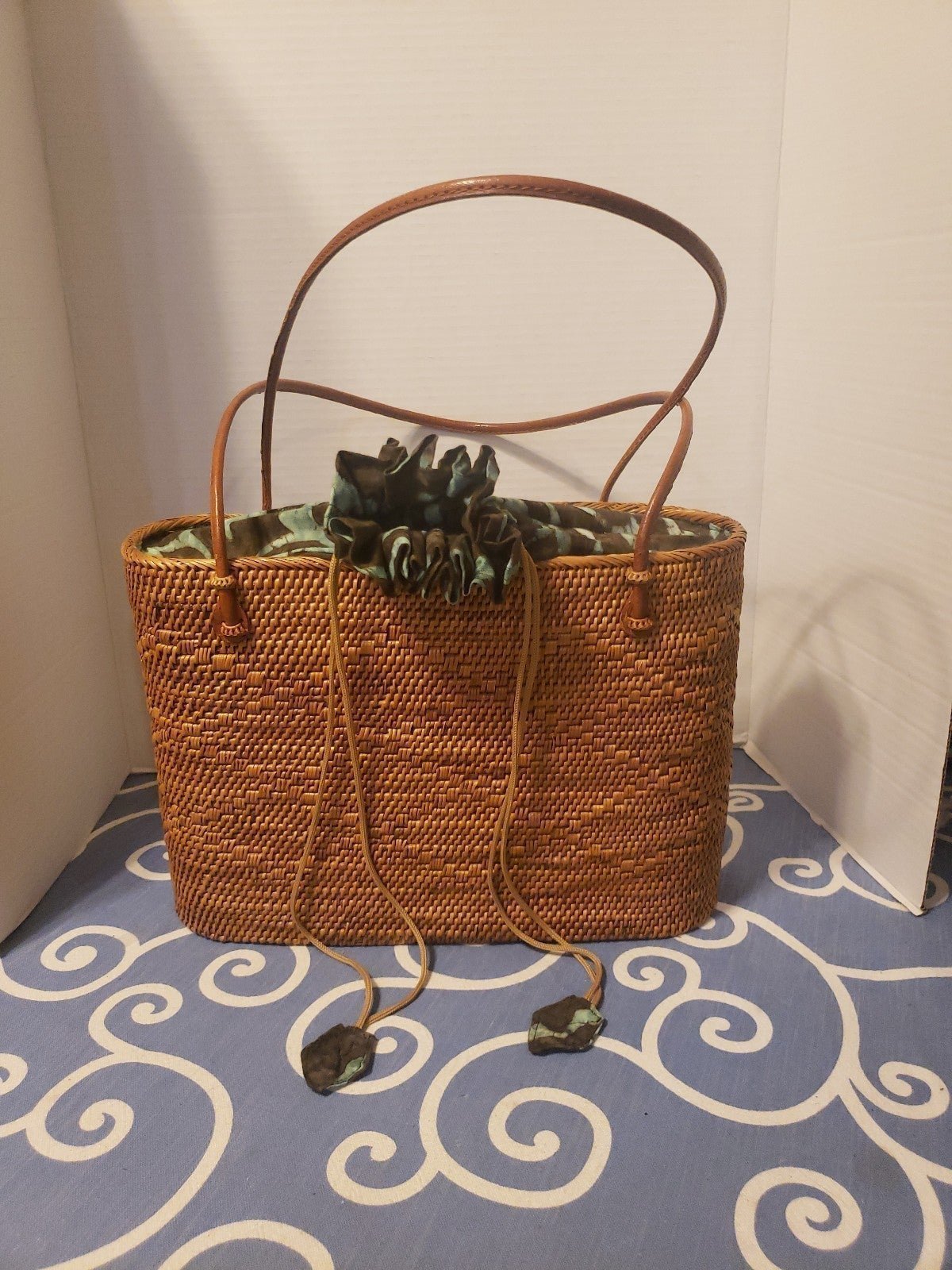 RATTAN HANDWOVEN DRAWSTRING SHOULDER BAG.