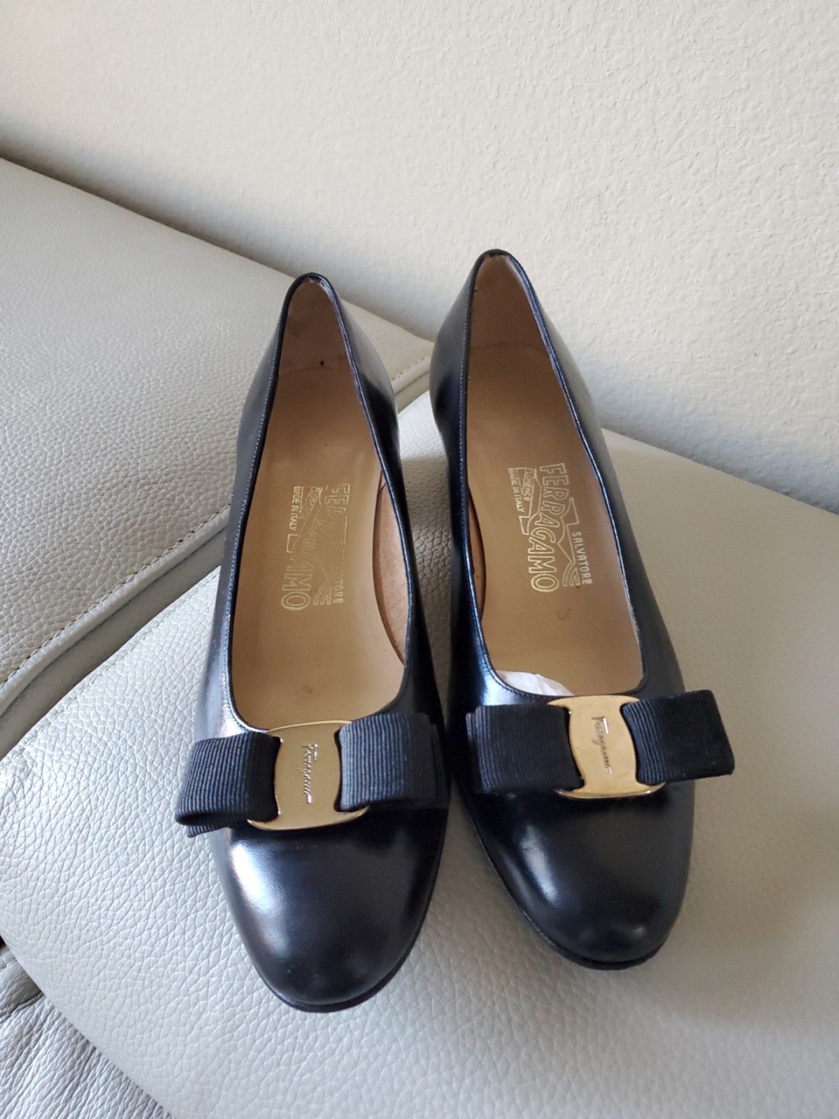 Salvatore ferragamo var black size 7B