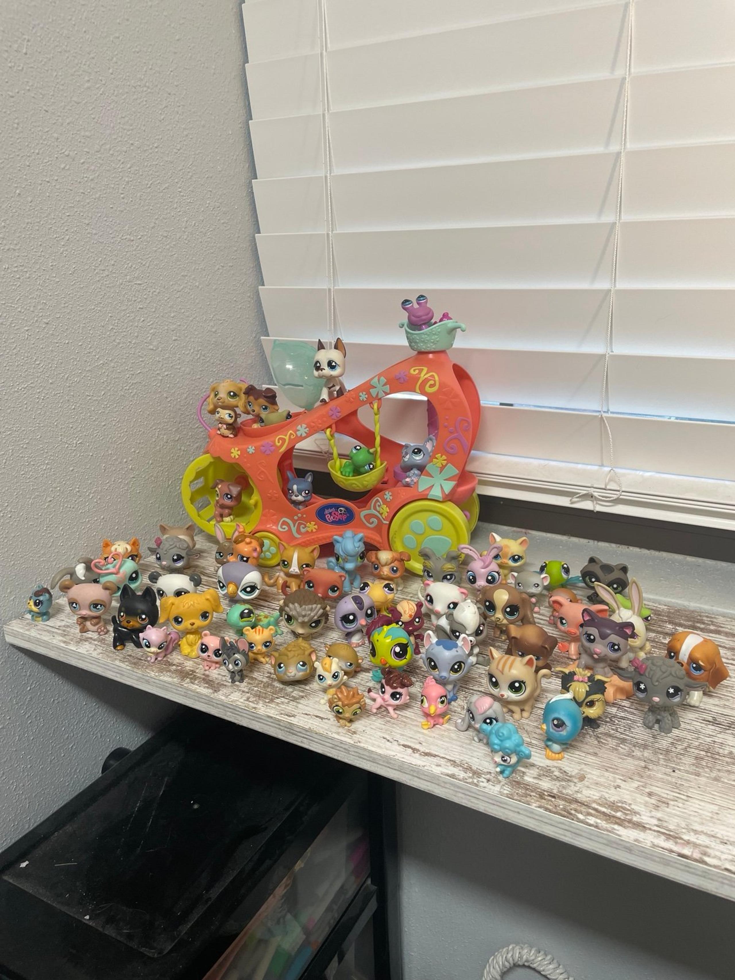 LPS lot of 64 figurines and house