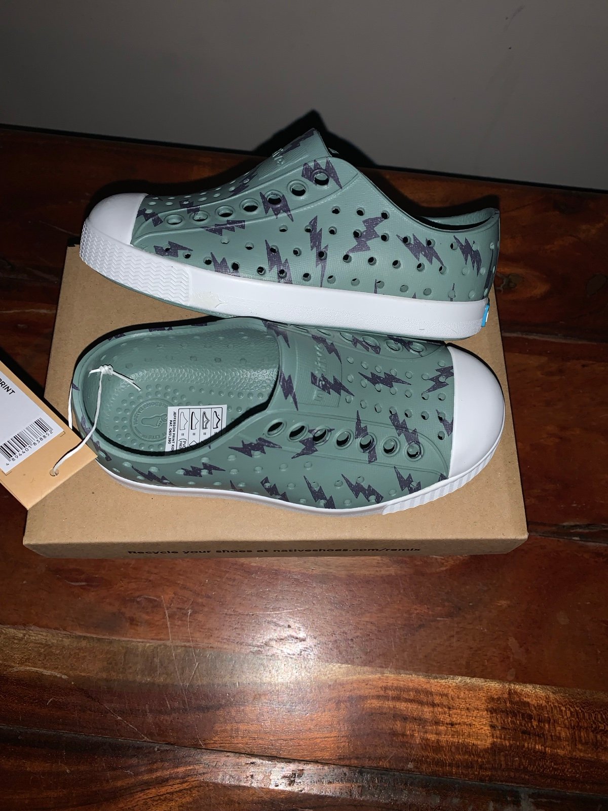Native shoes size 8