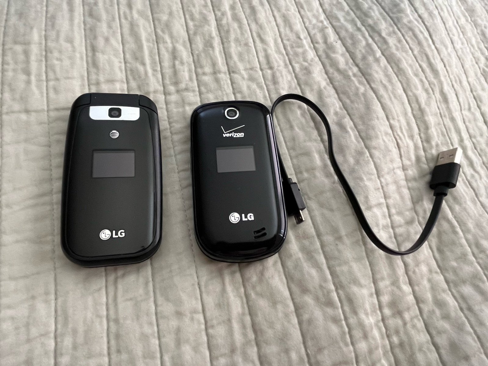 Lot of 2 LG Classic Flip Phones Black LG-F200 LG-F4NR