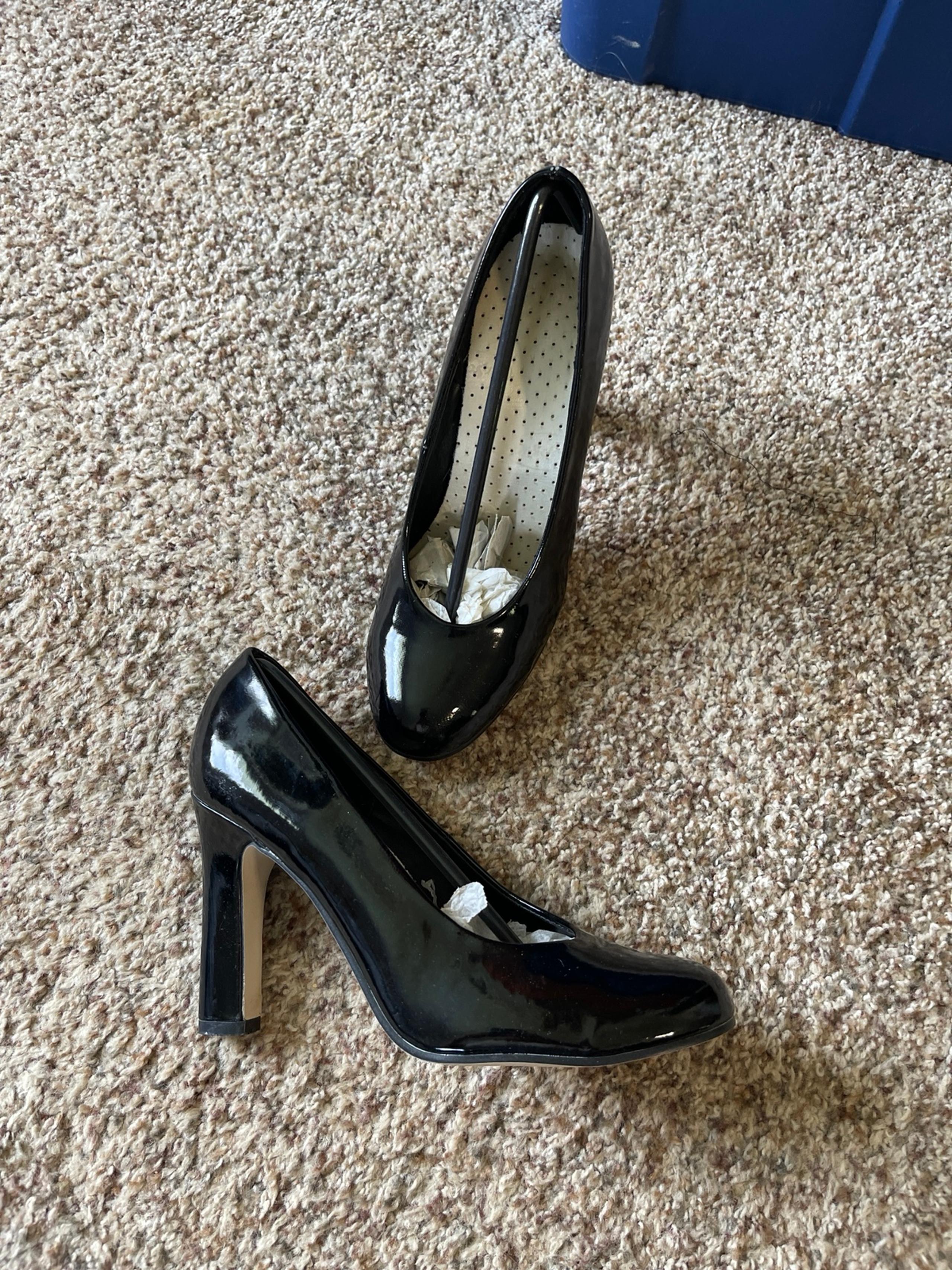 fredericks of hollywood black pumps size 7.