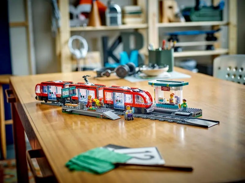 LEGO Downtown Streetcar and Station 60423, 811 Pieces