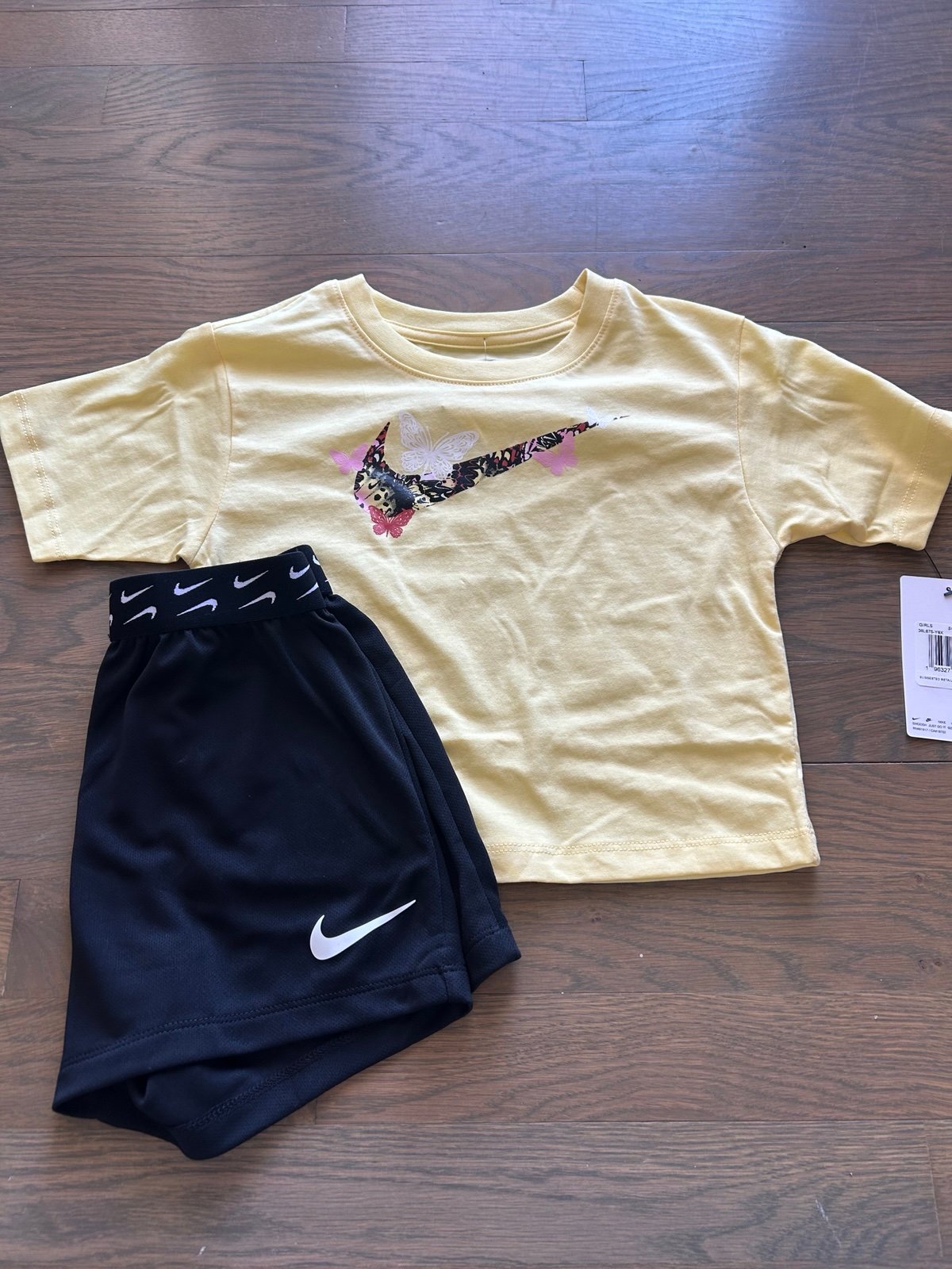 NWT Nike Girls set size 5