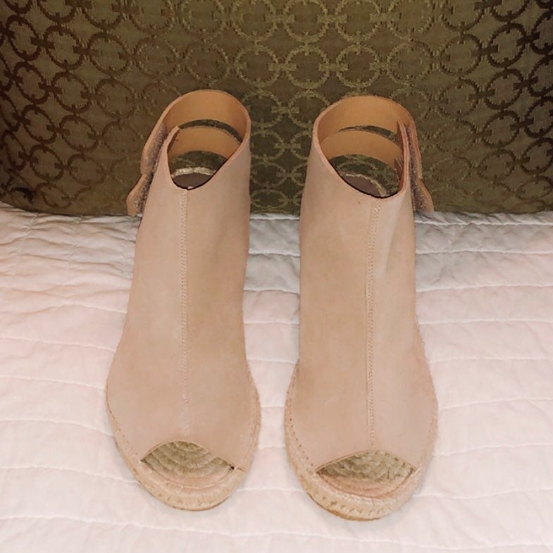 NWOT Bettye Muller Nude Wedges