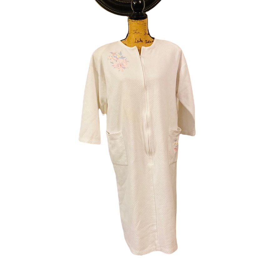 Periphery Too White Robe Embroidered Flower Size Small