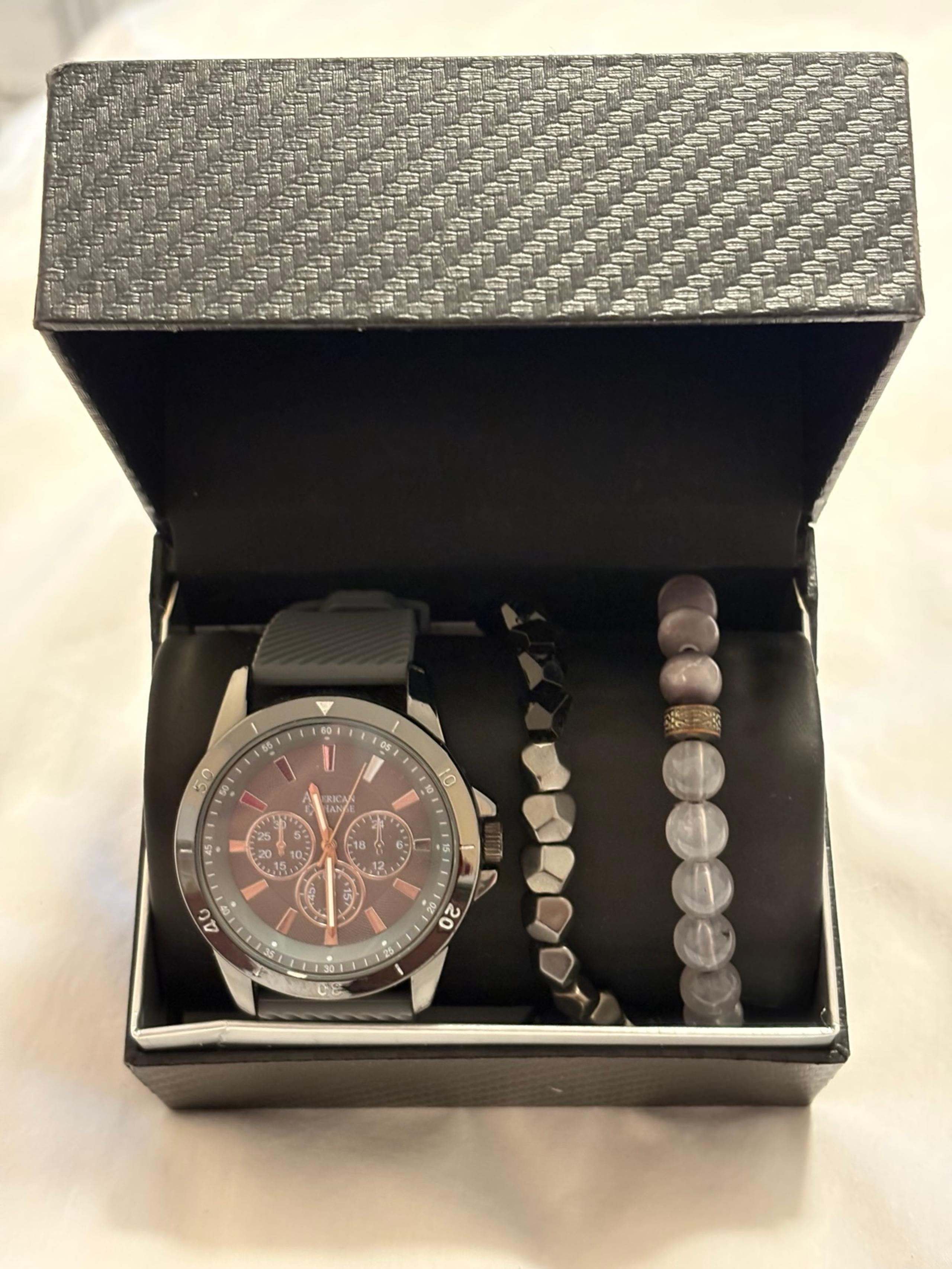 Mens Analog Gray Strap Watch and 2 bracelets. - American Exchange