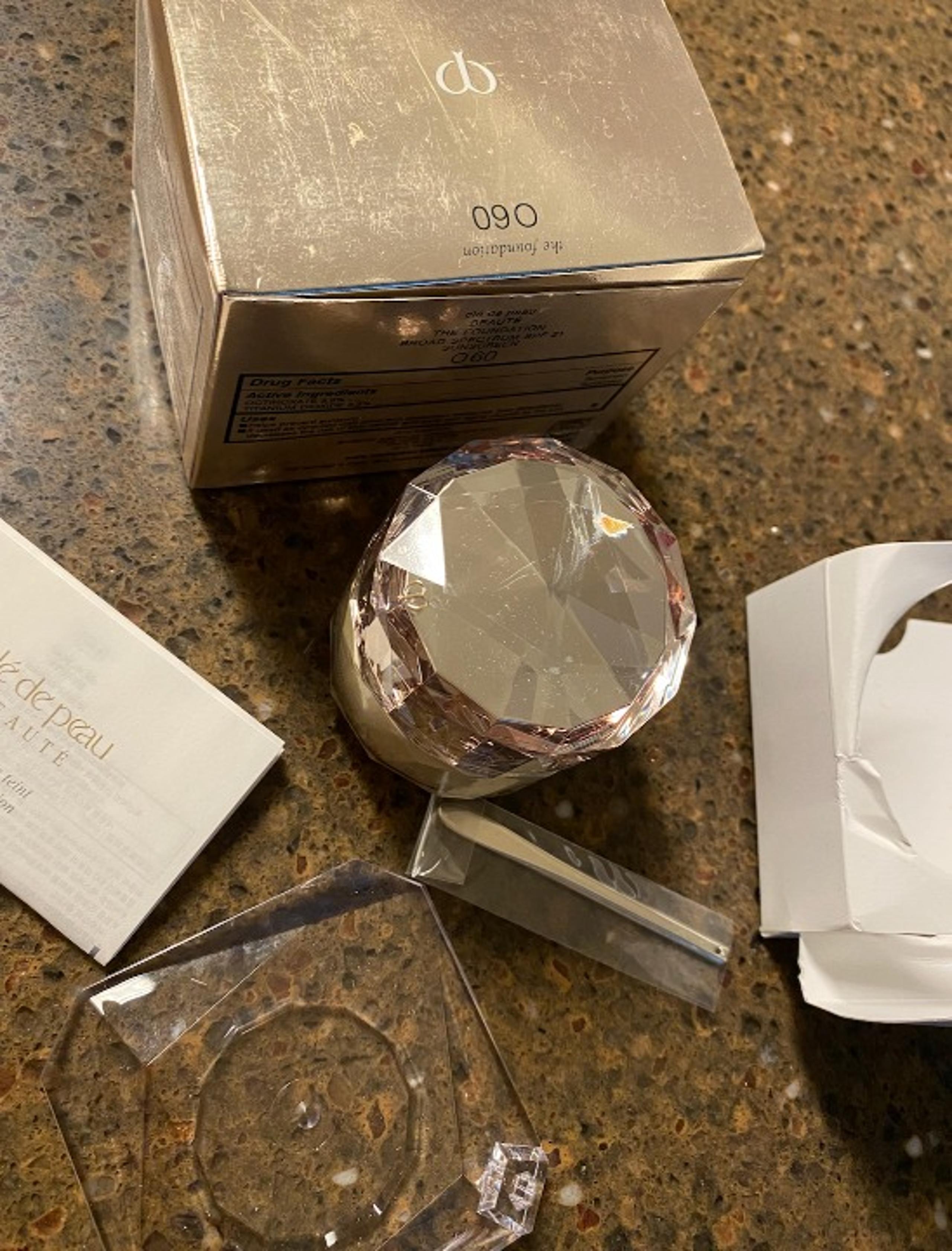 cle de peau THE FOUNDATION SPF 21 O60 Very Deep Ochre luxury
