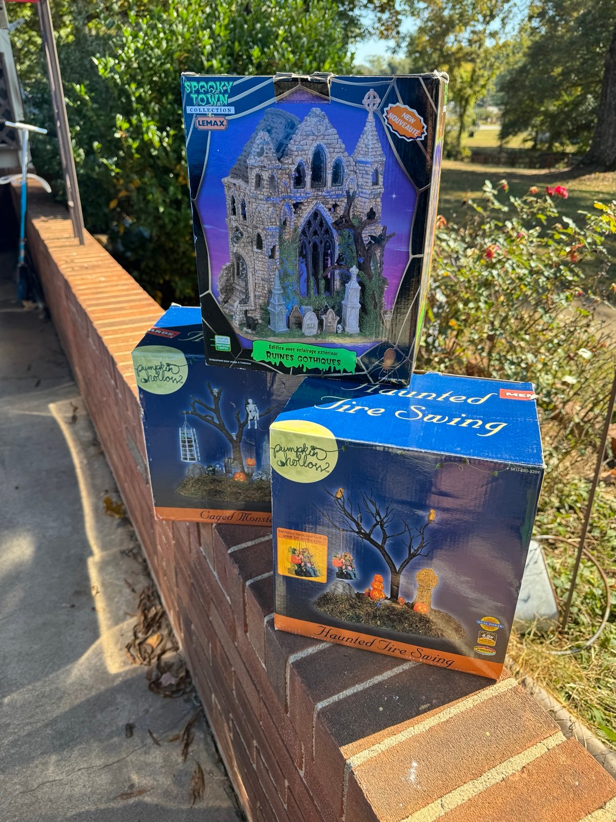 LEMAX LOT OF 3 HALLOWEEN DECOR PLUS ACCESSORIES