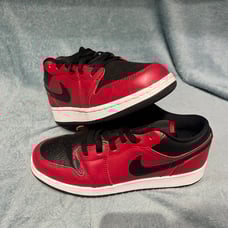 Jordan 1 low gradeschool size 6y