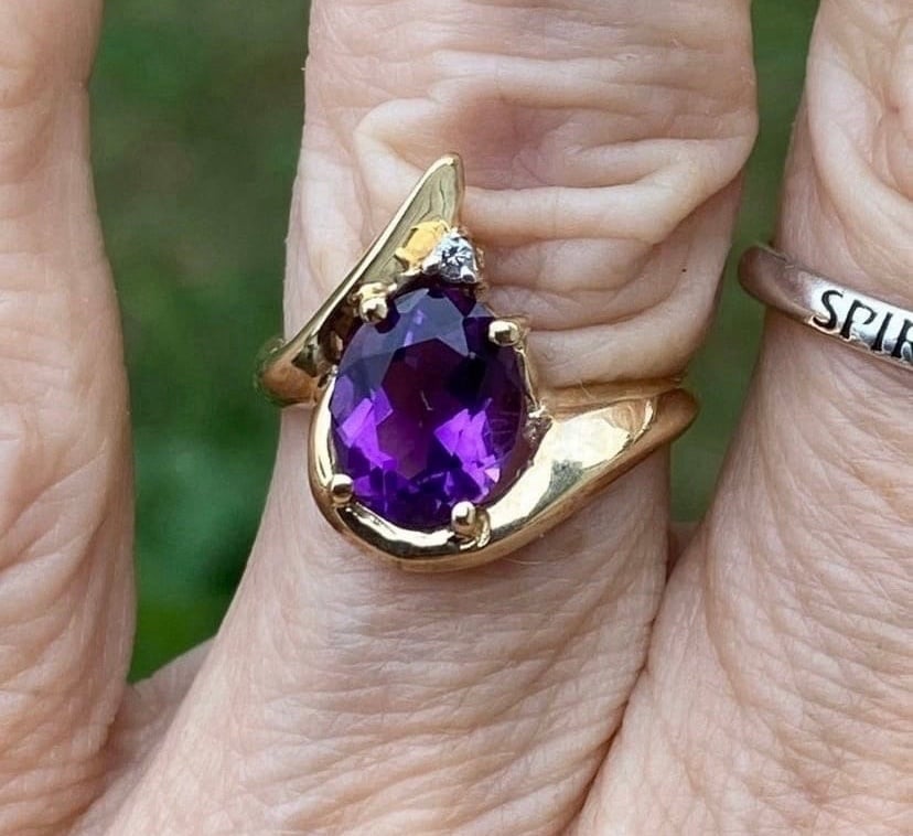 Genuine Amethyst w/ Diamond accent 10k yellow gold ring sz 7.25