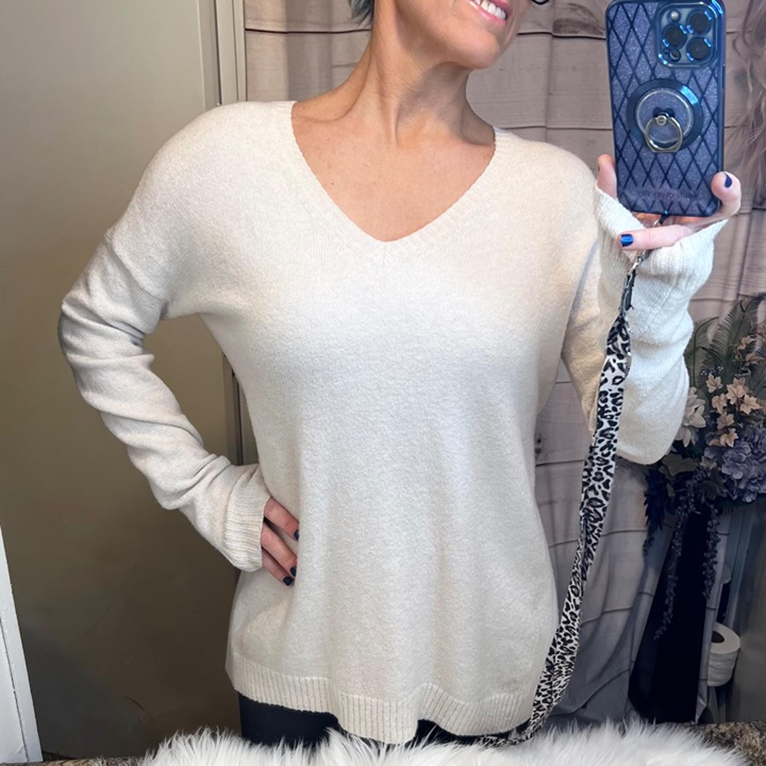 |•HINGE•| Anthropologie Oversized Off White V-Neck Sweater Size Small