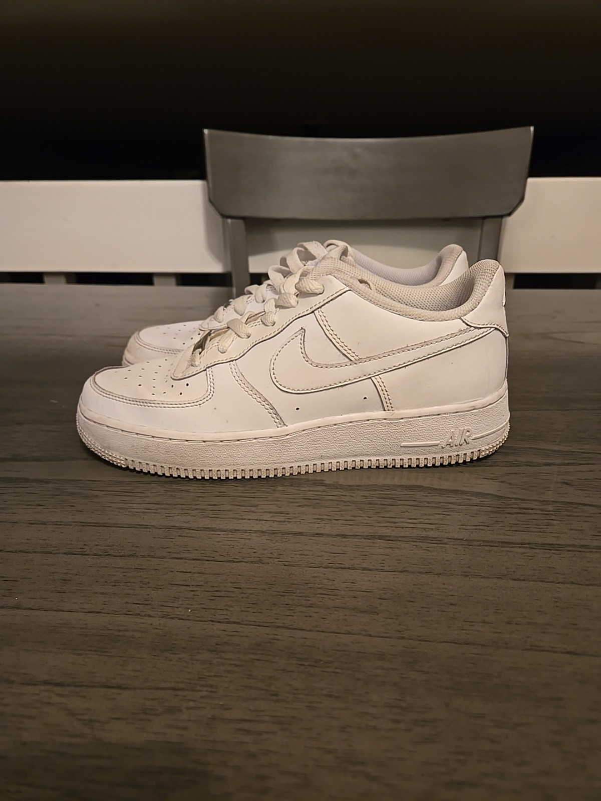NIKE AIR FORCE WHITE/ 6.5 YOUTH/
