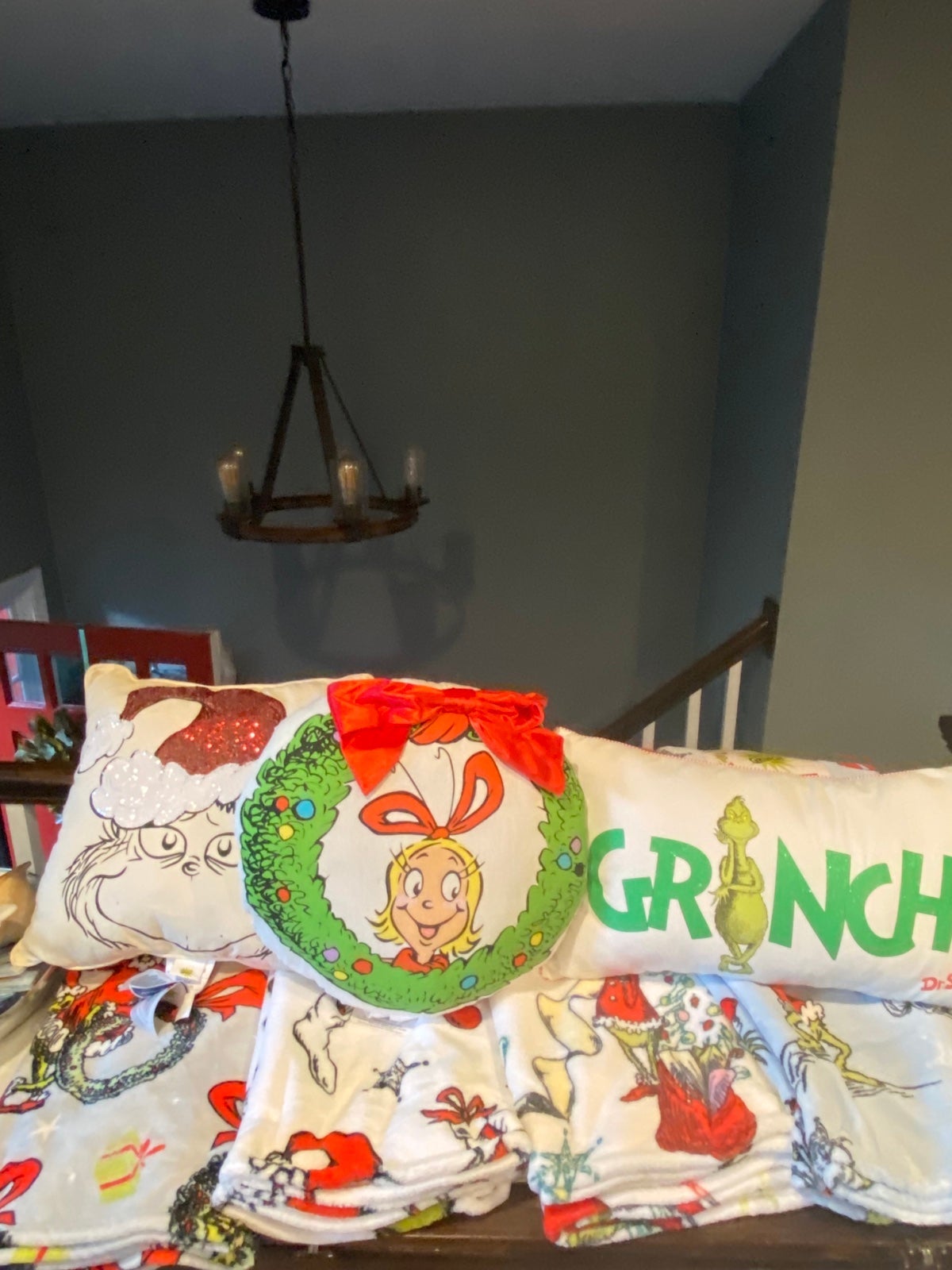 TOTAL GRINCHMAS budle (4 blankets and 3 pillows)