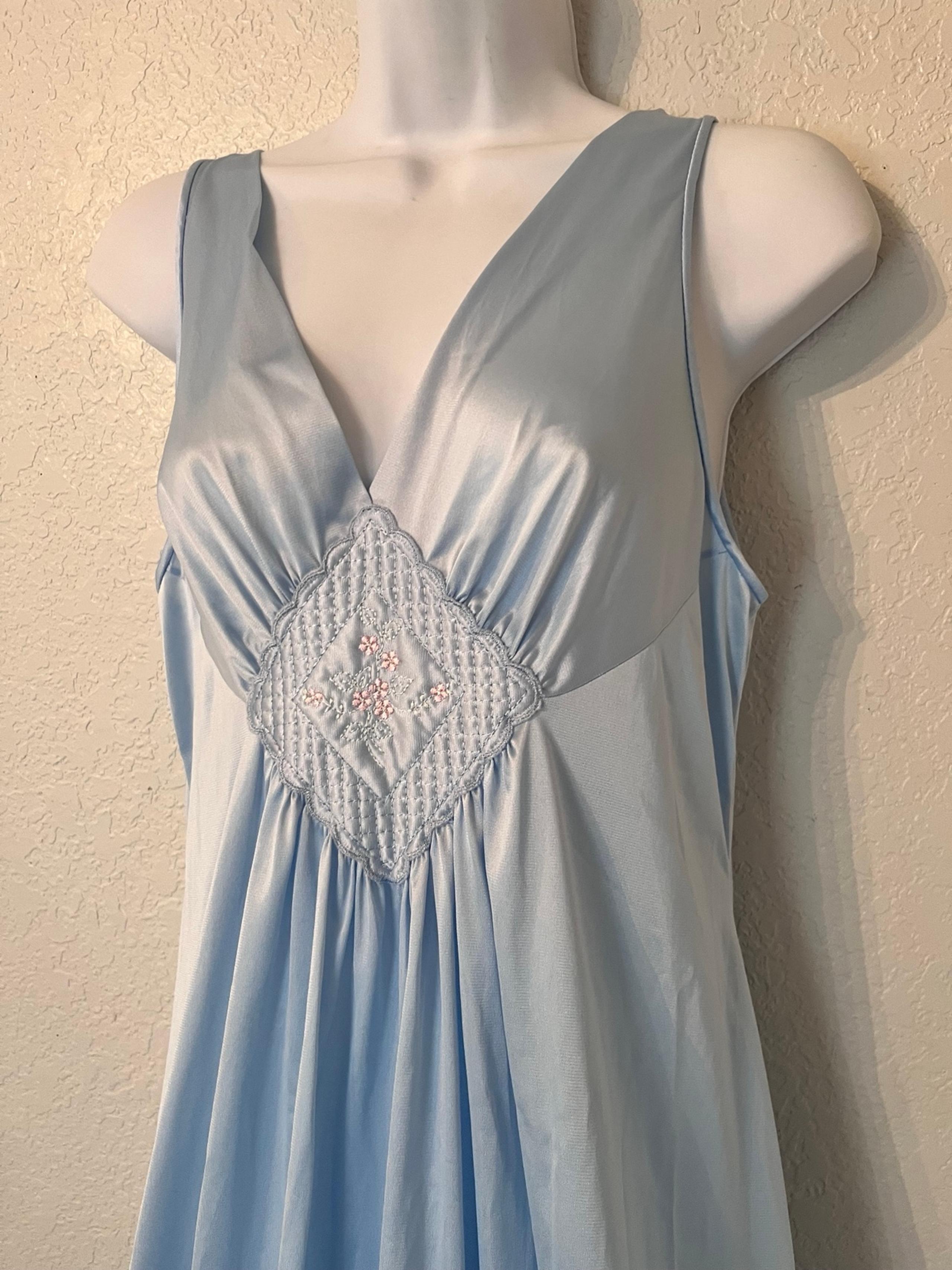 VTG Vanity Fair Nightgown Embroidered Flower Detail Ice Blue Nylon Sz M Classic