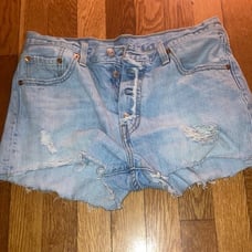 MUST GO ‼️ NWOT Womens Distressed Denim Levi’s 501 shorts. Read Description