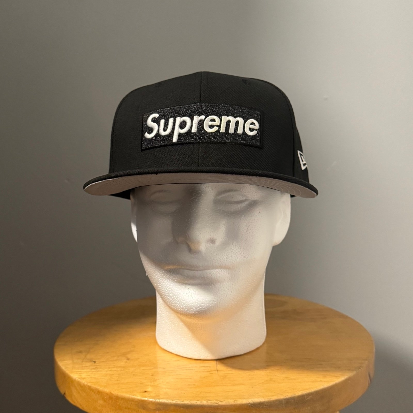 SUPREME FW22 MONEY BOX LOGO NEW ERA FITTED HAT BLACK BROWN