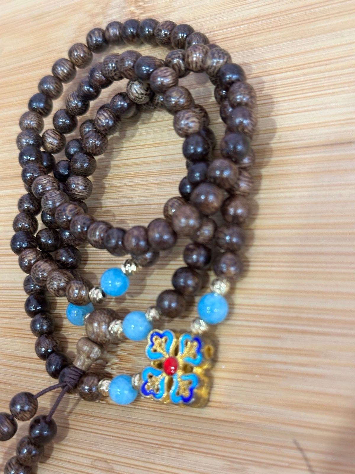Real Agarwood with charm has a natural smell of Agarwood