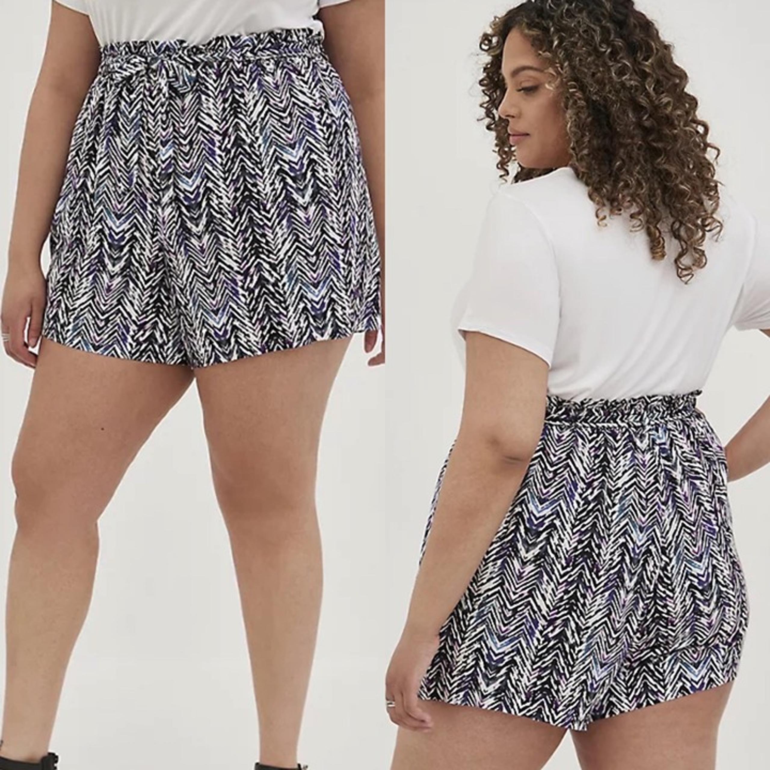 Torrid Womens NWT High Rise Challis Chevron Black & White Paperbag Shorts 3X