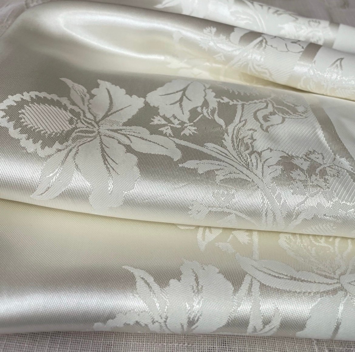 Stunning luxurious vintage champagne ivory damask sateen banquet tablecloth