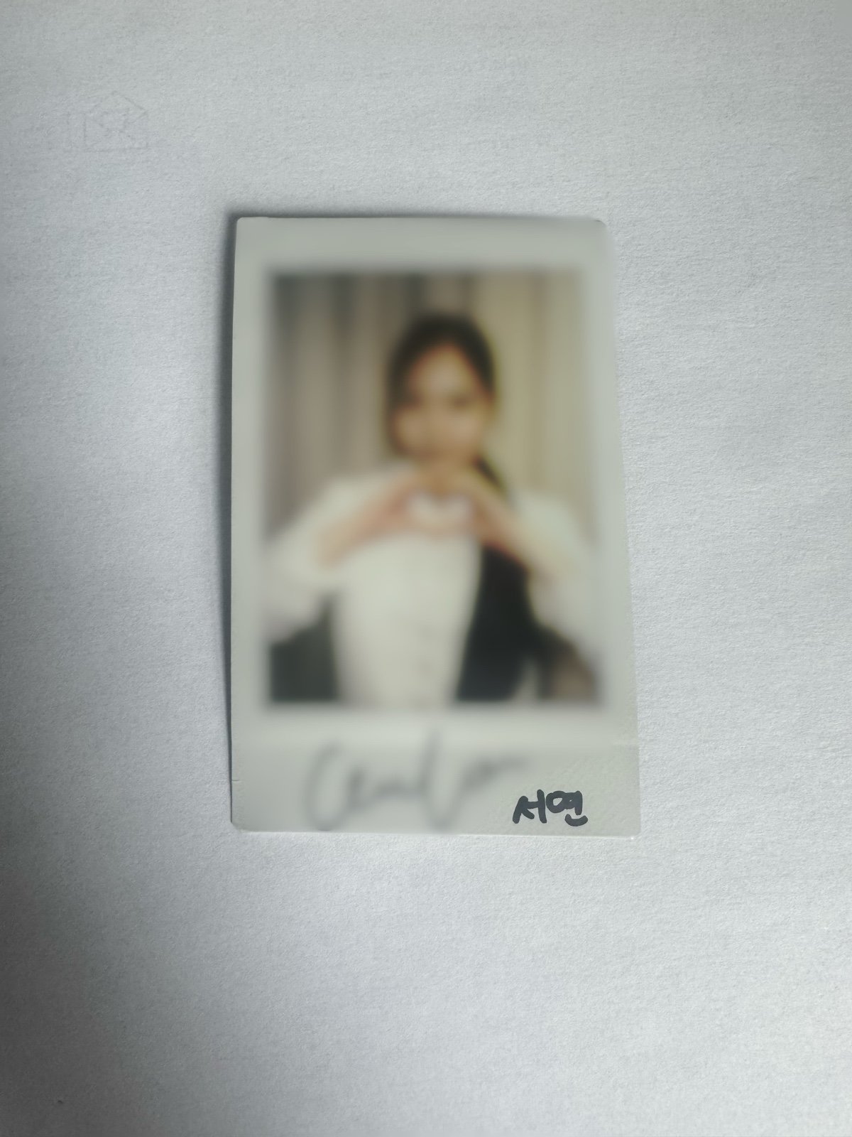 tripleS Yoon Seoyeon Krystal Eyes fansign polaroid
