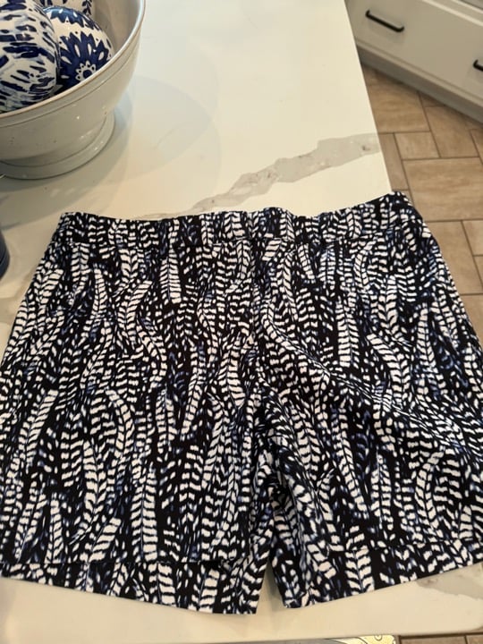 WHITE HOUSE BLACK MARKET WOMENS SIZE 6 SHORTS - BRAND NEW NAVY BLUE & WHITE
