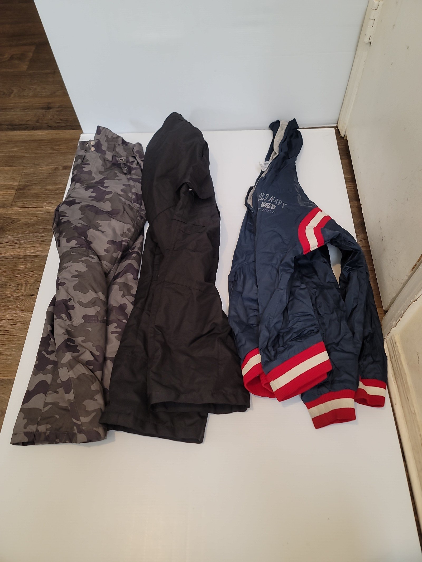 LOTS OF 3 WINTER WEAR ARCTIX SNOW PANTS AND OLD NAVY WINDBREAKER PULOVER ALL MED