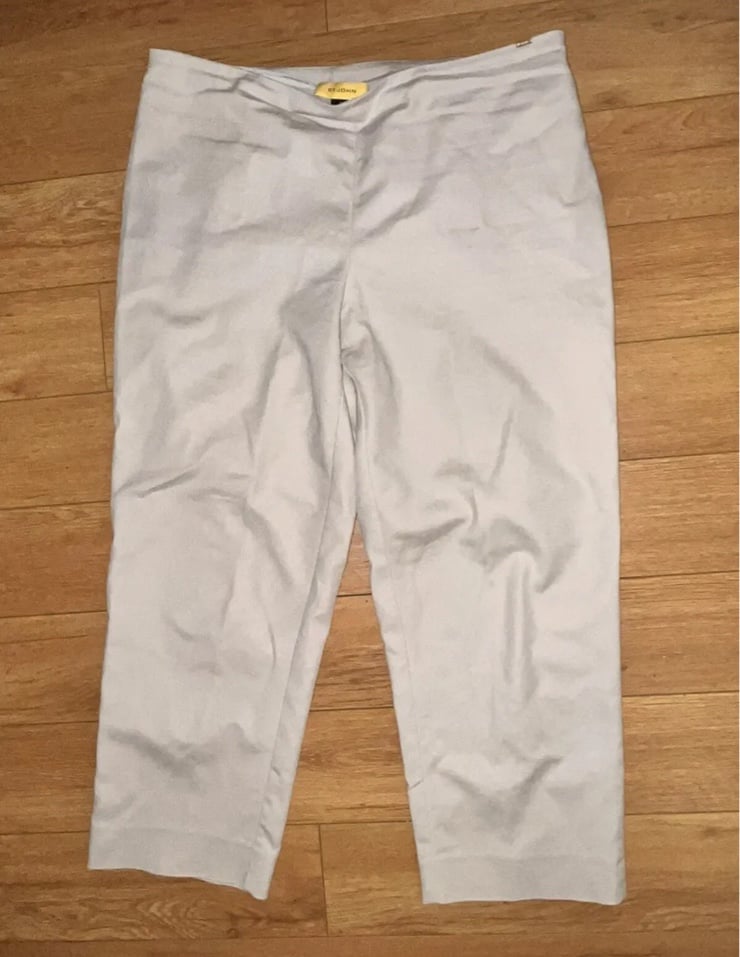 St. John beige side zip cropped pants size 14.
