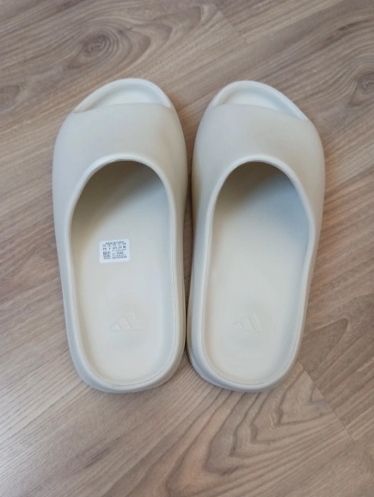 Yeezy slide Onyx Size 9 Thick-soled slippers