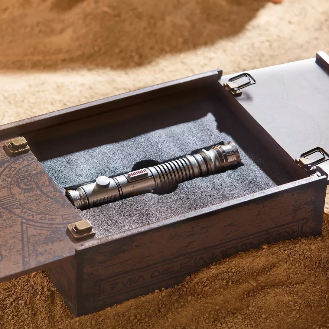 The Hilt of a Jedi Ki-Adi-Mundi Lightsaber Hilt Set – Star