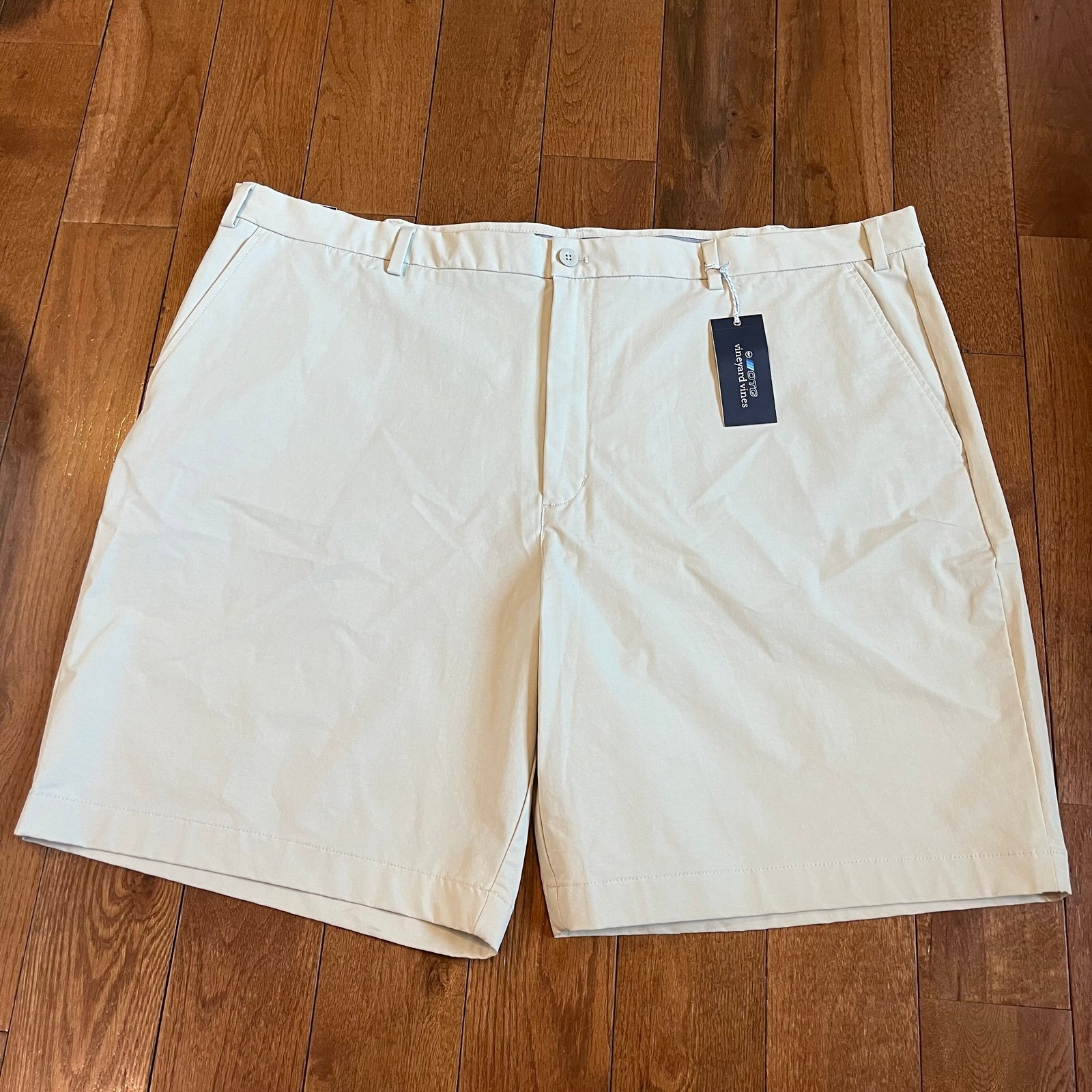 NWT Mens Vineyard Vines 10 On-The-Go Performance Shorts Ivory sz 50B