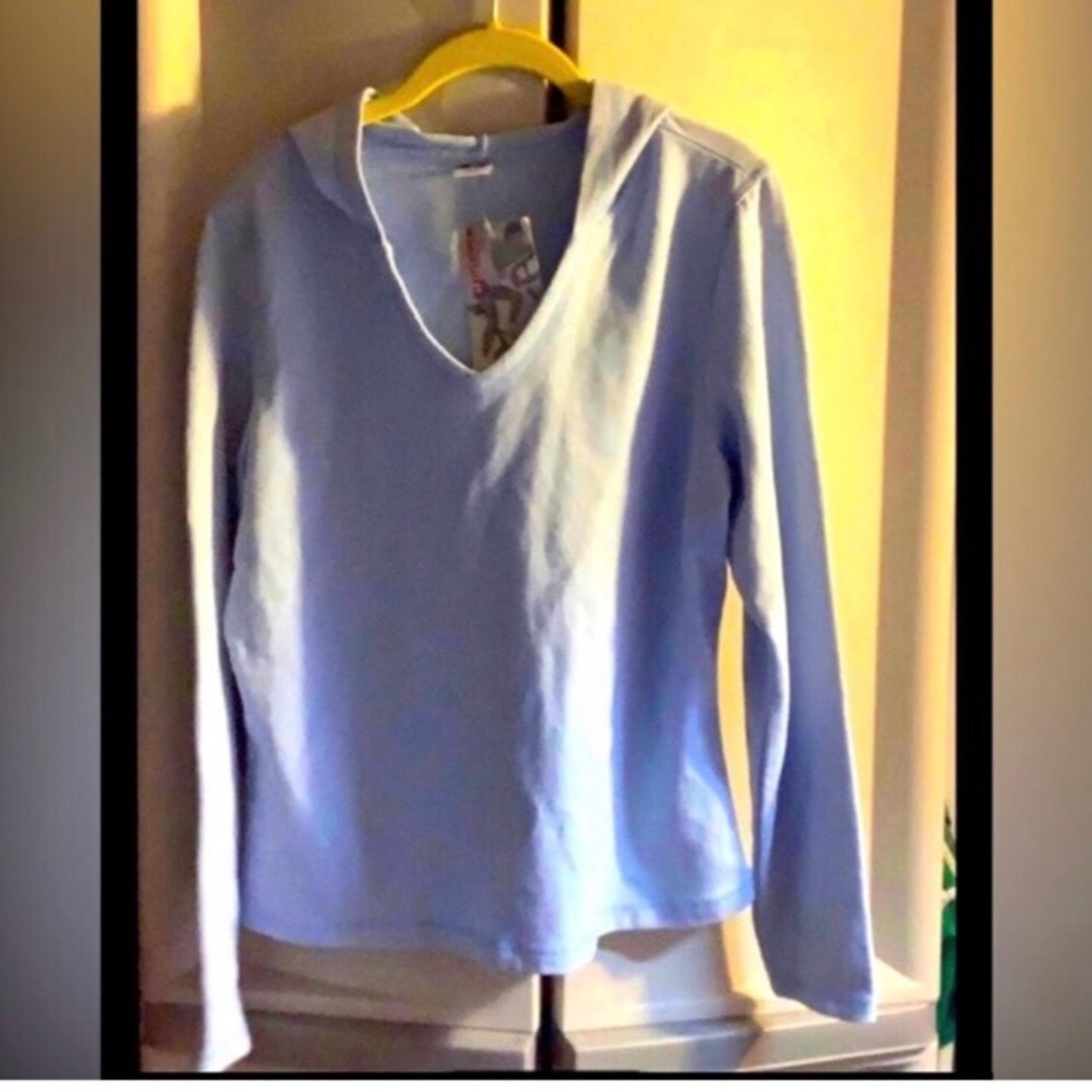 NWT Cheetah Activewear Women's V-Neck Pullover Hoodie Size Large Sky/Baby Blue