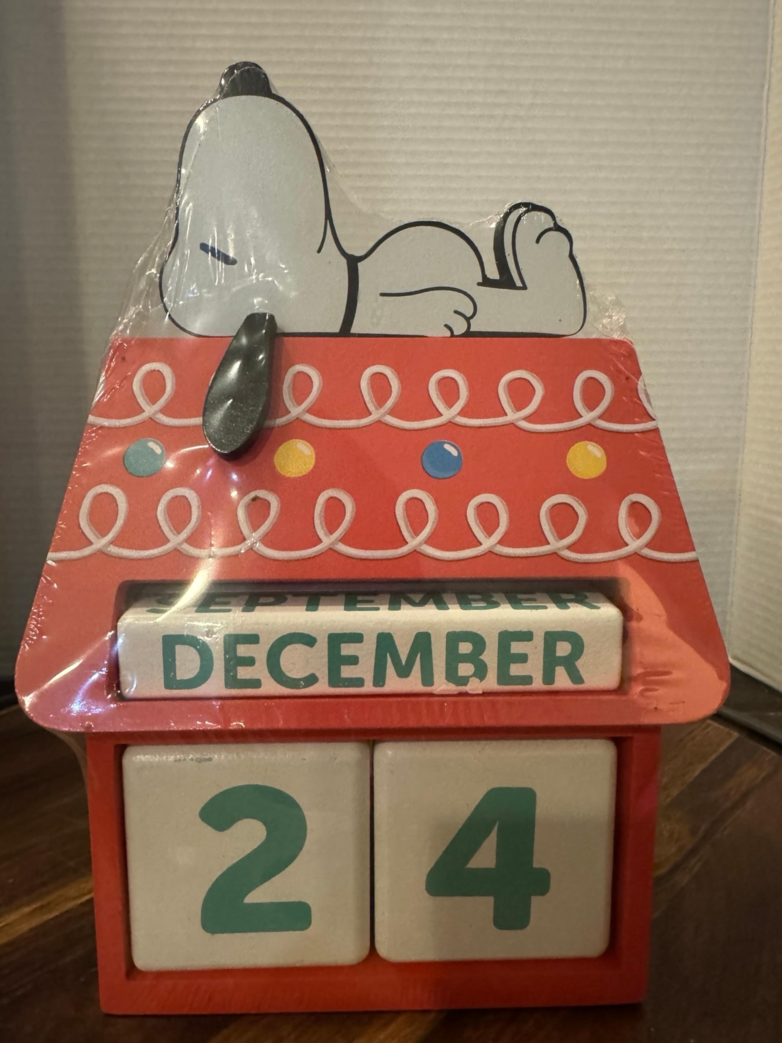 Peanuts Snoopy Christmas wooden calendar