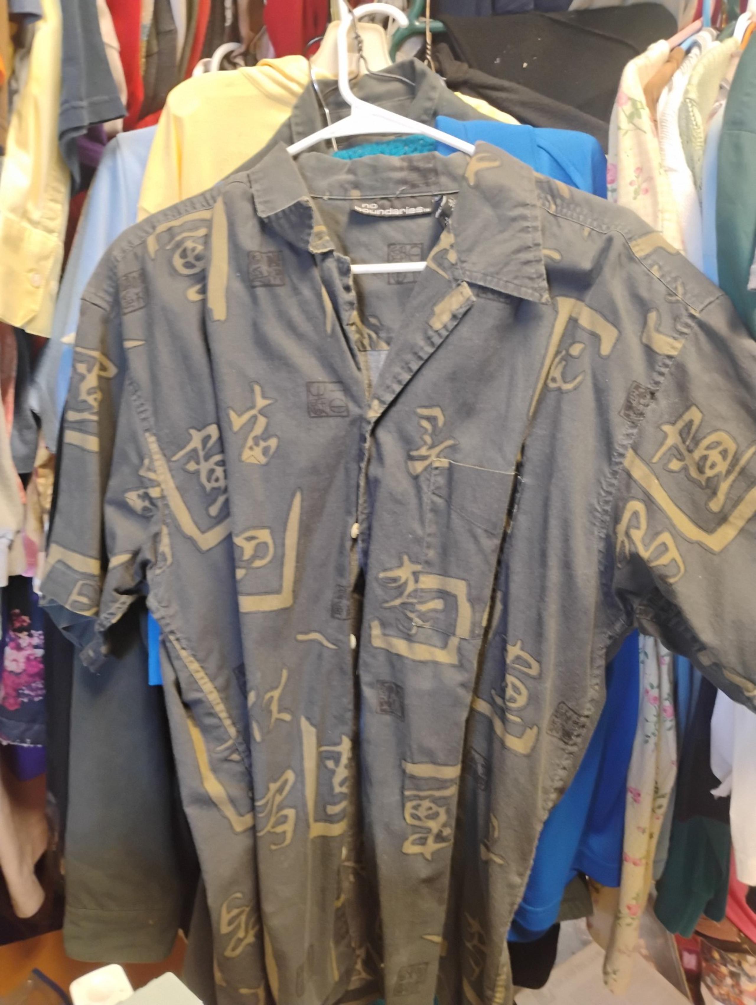 Men's short sleeve button up multi color no boundaries shirt size large
