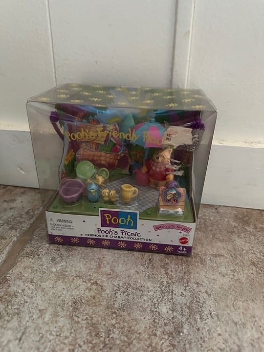 1999 Pooh's Picnic Friendship Charm Collection Pooh's Friendly Places NIB