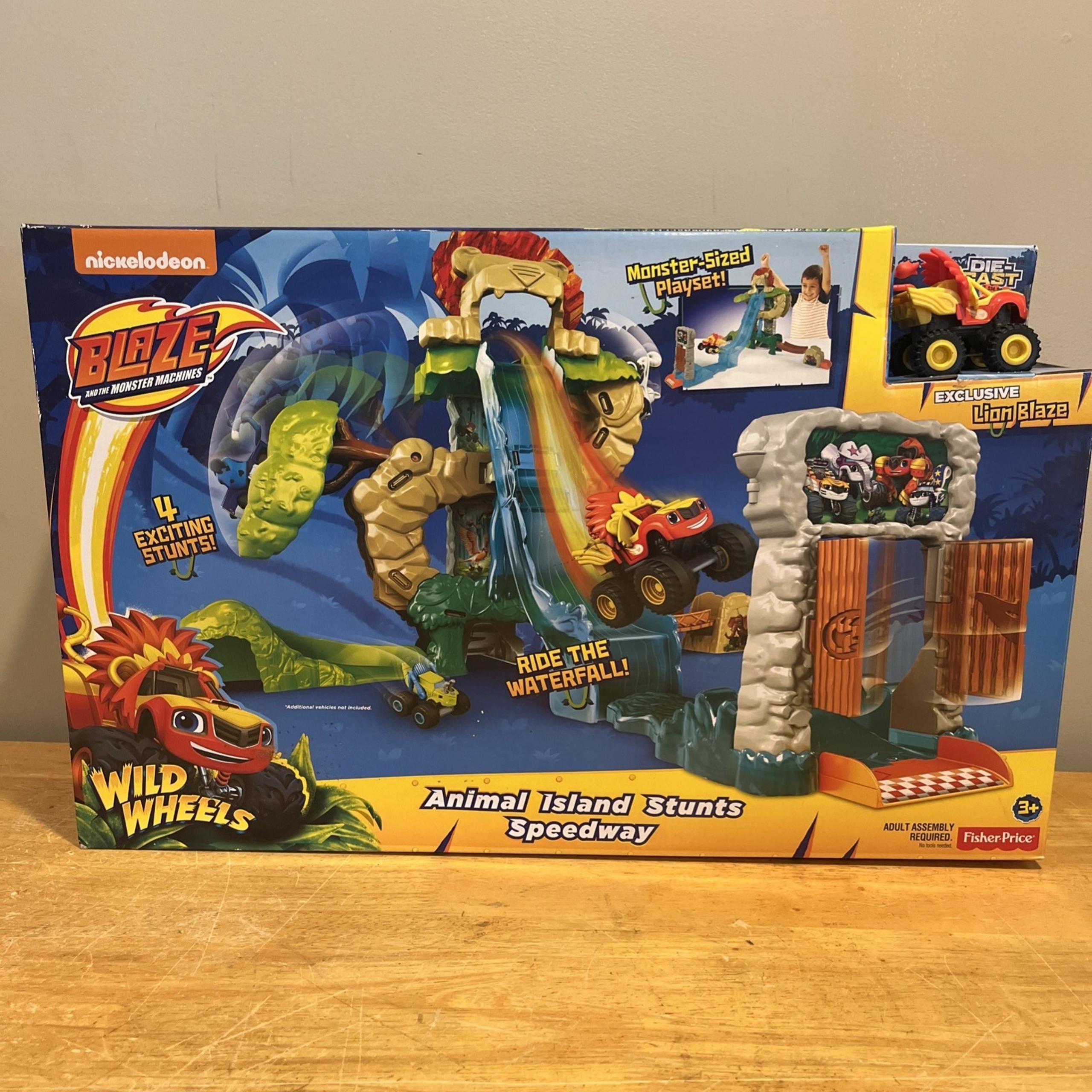 Nickelodeon Blaze and the Monster Machines Animal Island Stunts Speedway Playset