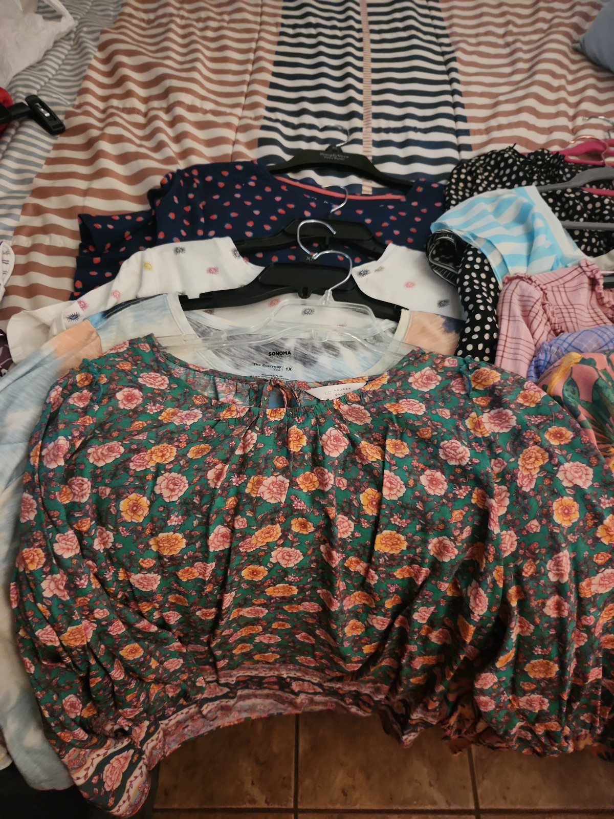 Lot of 9 womens tee shirts and blouses-2 NWT XXL and 1X