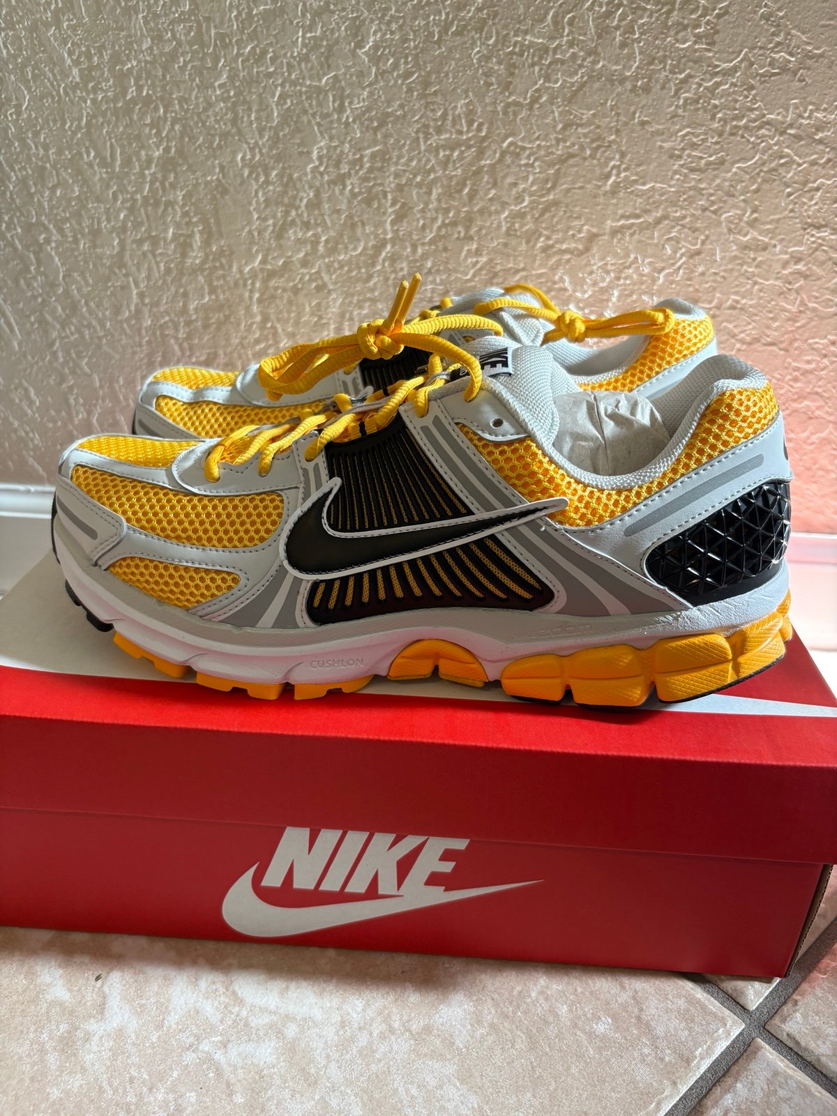 Nike Zoom Vomero 5 Photon Dust Laser Orange Size 10M ‼️STEAL PRICE ‼️