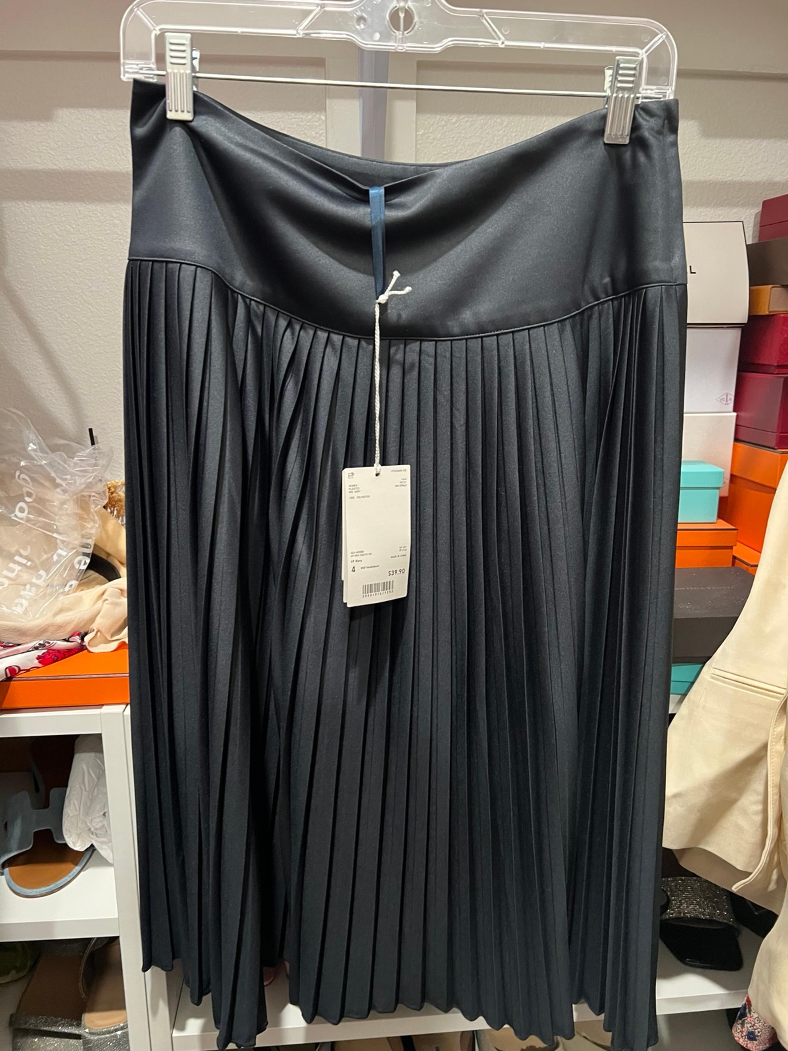 Uniqlo pleated skirt size 4