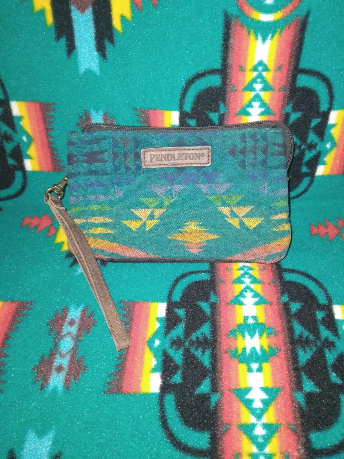 ☆ Pendleton Three Pocket Keeper ☆