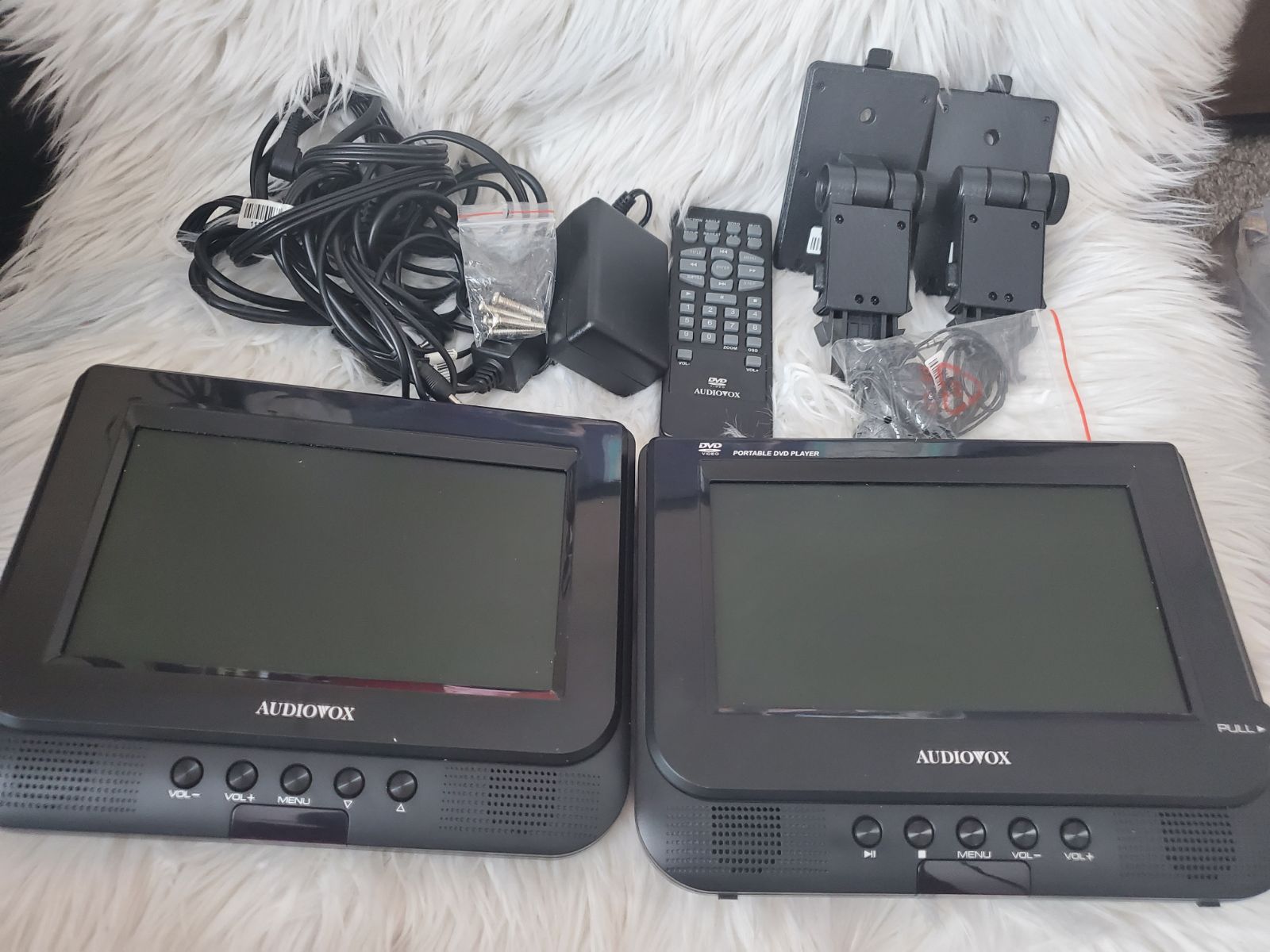 AUDIOVOX 7 DUAL SCREEN PORTABLE DVD PLAYER D7121 BUNDLE COMPLETE