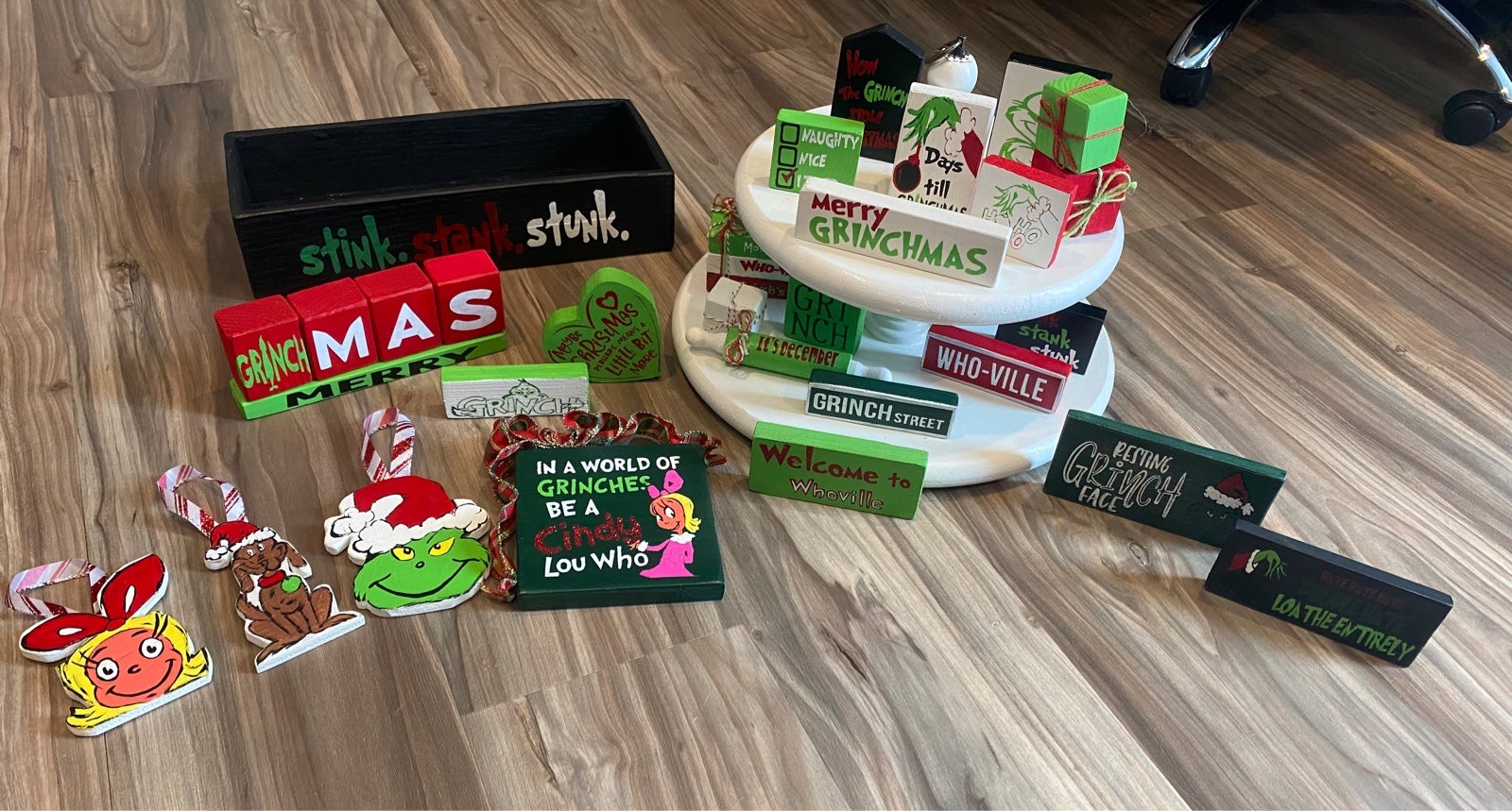 Grinch themed tiny signs, toilet paper tank tray, wreath, jar