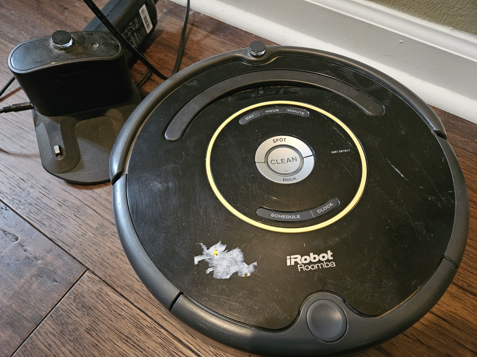 iRobot Roomba 650 Robotic Vacuum Cleaner with charger Tested Working Used.